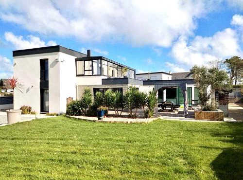 La villa des amiets, piscine chauffée et à 500 m de la plage in Cléder