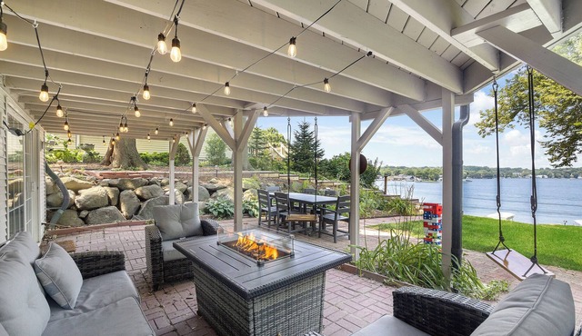 Lakefront Oasis w/2 fire pits, game room & kayaks in Fox Lake