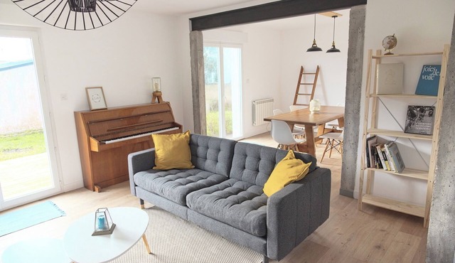 Large, bright, quiet house with piano and sunny enclosed garden. in Guilvinec