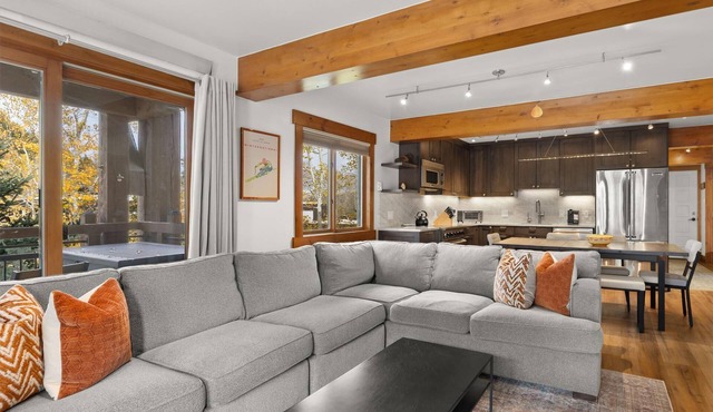 Lift One - Gorgeous three bedroom top floor with wraparound balcony in Aspen
