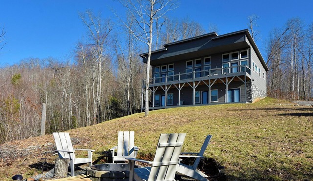 Luxury Contemporary Chalet with spectacular views, amenities & nearby activities in Murphy