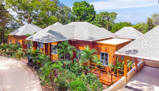 Luxury home with 2 pools at Lawson Rock- Casa Coralina in Roatan