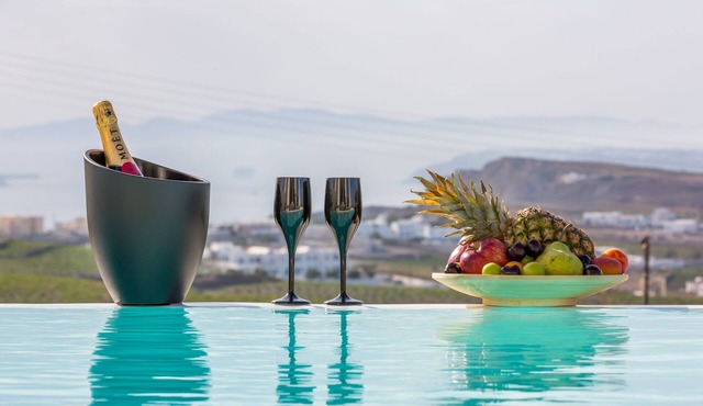 Luxury Villa with Private Heated Pool, Sunset and Caldera View in Santorini