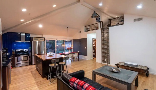 Mid Century Modern w/120" 4k Laser Projector/ALR Screen, AC and more! in Long Beach