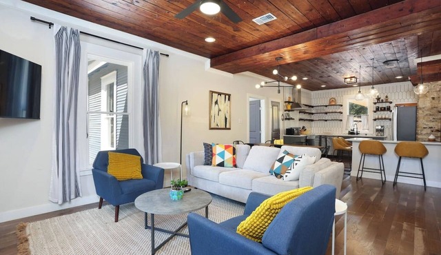 Mod historic home, 3MIN to Downtown SA w/King Bed in San Antonio