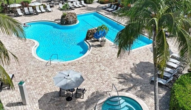 NAPLES RESORT 2BDRM 2BTH +Den POOL GOLF CLUB AMENITIES 5TH AVENUE BEACH in Naples