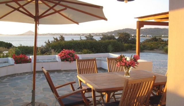 Naxos Beachvilla, a dreamhouse, 60m to sandy beach, big garden, top location in Naxos Town