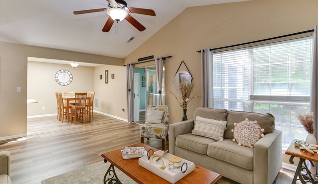 NEWLY UPDATED! Charming 2 Bedroom Townhouse near Prime Outlets - Pet friendly. in Williamsburg