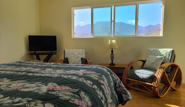 North Shore Tropical Studio with breathtaking mountain views! in Waialua