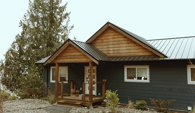 Oceanfront luxury suite with hot tub, sauna, pet friendly - Sitka Suite in qathet Regional District