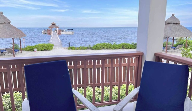Oceanfront 2 bed/2 bath Velento#2/private dock, pool, free paddleboards in Caye Caulker