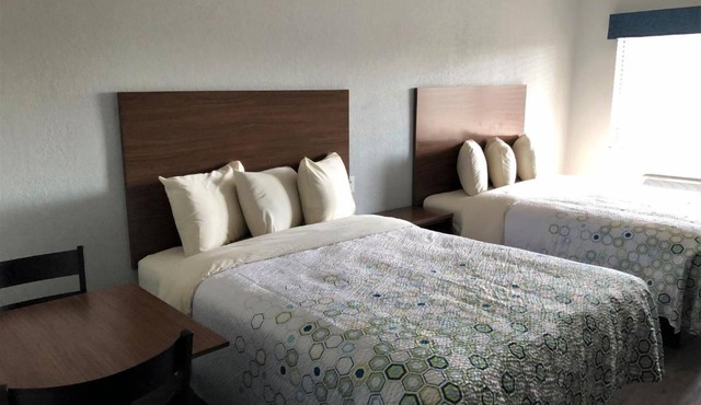 On a budget! 3 Hotel Studios Ideal for Groups with Free Parking near the Alamo in San Antonio