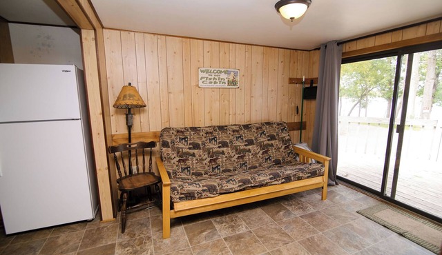 Paradise, a 3BR lakefront cabin near the beach at Riverside Resort in Richmond