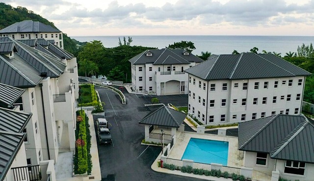 Partial Ocean View Luxury Apartment, Amenities, and Private Chef in Reading