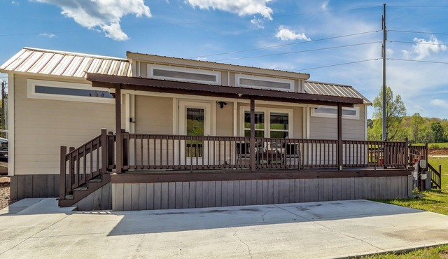 Peaceful Deck & Pool Access! Blue Ridge Tiny Home in Morganton