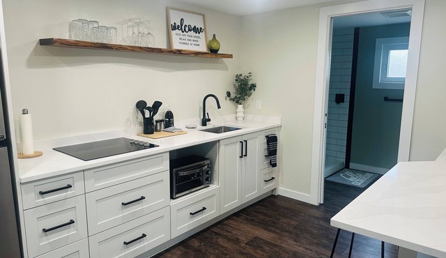 Port Beach Retreat - Modern & Cozy Stay! in St. Catharines