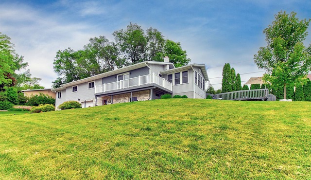 Premium 3BR 3BA with Hot Tub & Pool, near all of LaCrosse's Top Rated Activities in La Crosse
