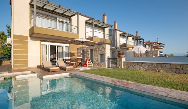 Private pool, sea views, and an idyllic Halkidiki setting in Hanioti