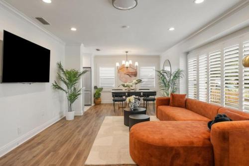 Refreshing Escape- Hot Tub- Games- Sleeps 10 in Long Beach