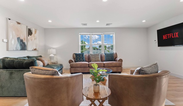 - Relaxing Getaway- Large Group, Prime Location! in Providence