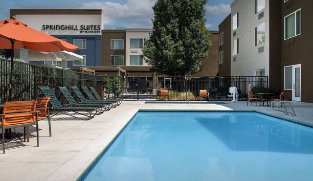 Relaxing Stay! 4 Comfortable Units, Free Breakfast, Pool, Pets Allowed in Boise