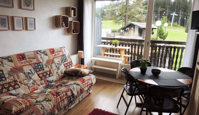Renovated studio ski-in/ski-out, balcony, pool, parking in Les Gets