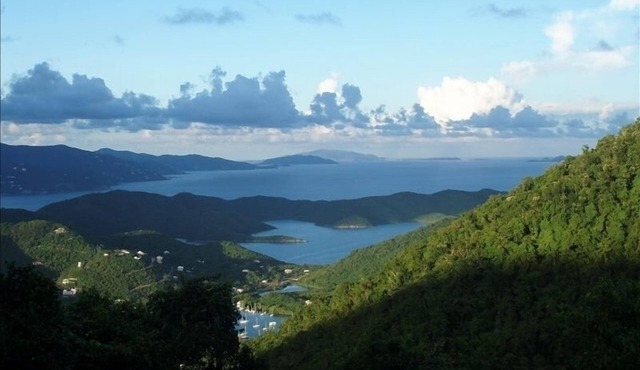 Sea Cottage - Charming and Romantic with a Stunning View in St. John