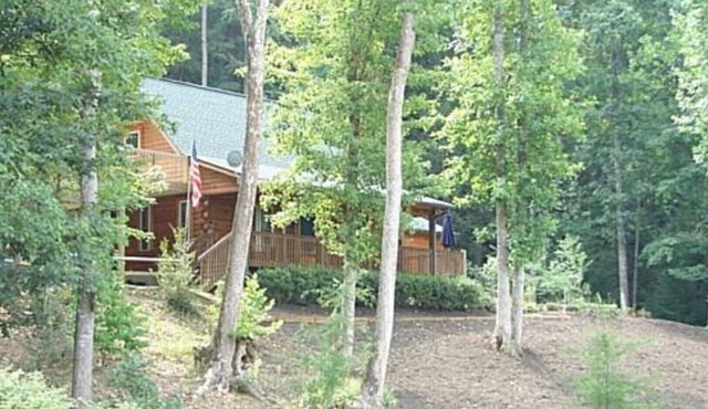 Secluded Log Home on 10 acres w creek, garden, trails, fire pit, FP, Sleeps 10 in Lake Lure