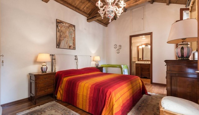 SERENISSIMA. AUTHENTIC VENICE IN QUIET COURTYARD in Venezia