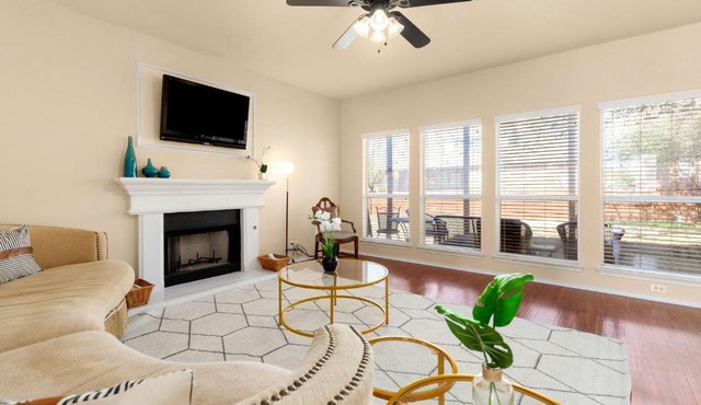 Sleep on the Cloud - 5 Bedrooms - Corner Lot in San Antonio