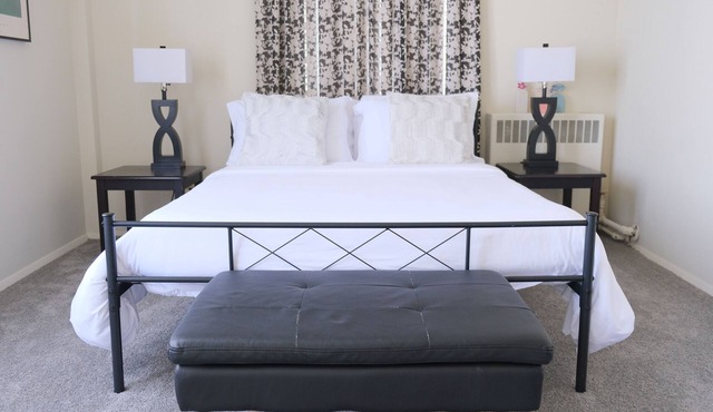 Spacious 2-bedroom in the miracle mile in West Hollywood