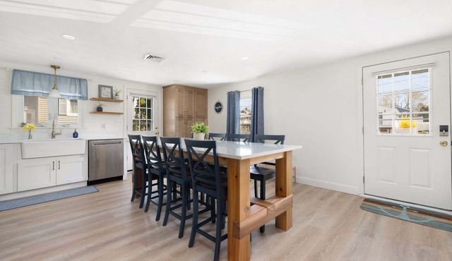 Spacious Private Cottage Close to Beaches & Newport in Middletown