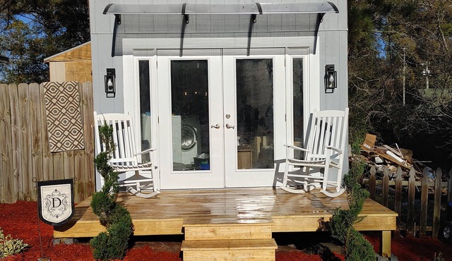 Spacious two level cottage with pool, patio and hot tub in Wilmington