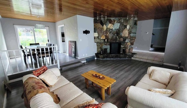 Specious Kamloops House for relaxation with great view in prestigious Sahali. in Kamloops