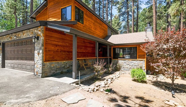 Steps to Summit! Indoor Spa. Fireplace. Nice Deck. in Big Bear