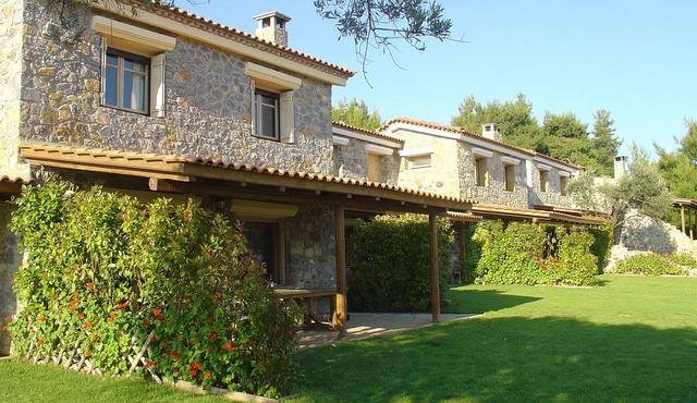 Stone-built villa within a tranquil olive grove - beach 200 meters in Politika