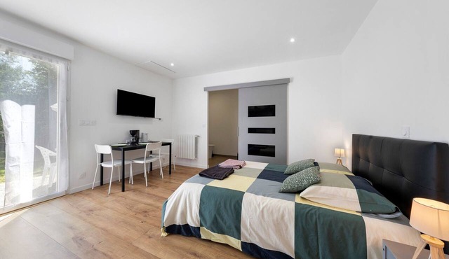 Studio '4' with Private Terrace, Shared Garden, SPA and Wi-Fi in Hanvec