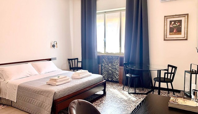 Studio apartment with double bed and sofa bed in Piacenza