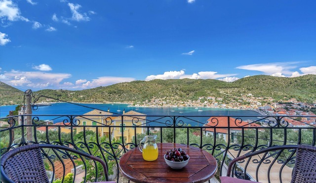 Studio 'Veronis 7' with Sea View, Shared Pool & Wi-Fi in Ithaca