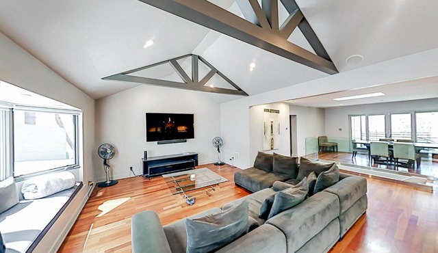 Sunshine Terrace Charms in Los Angeles