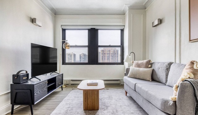 Tasteful Gold Coast 1BR w/Doorman & Gym, 2 blocks to L, by Blueground in Chicago