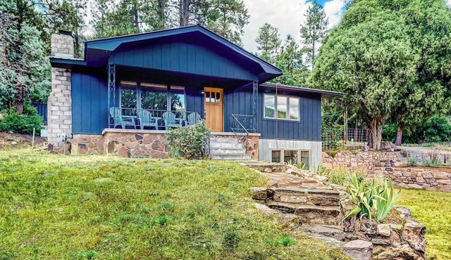 Upper apartment with deluxe kitchen, private W/D, & great location in Durango