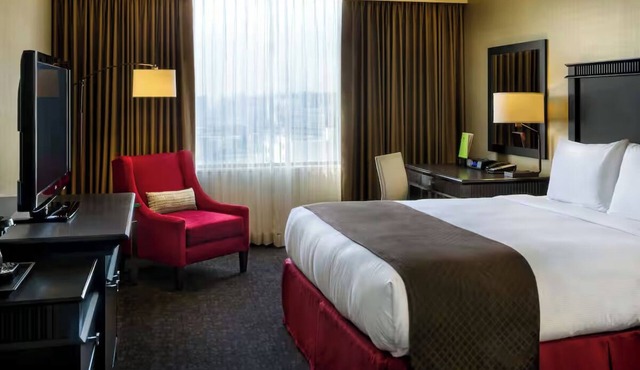 Urban Stay w/Skyline Views Near Union Station – Stunning Views of the City in Los Angeles County