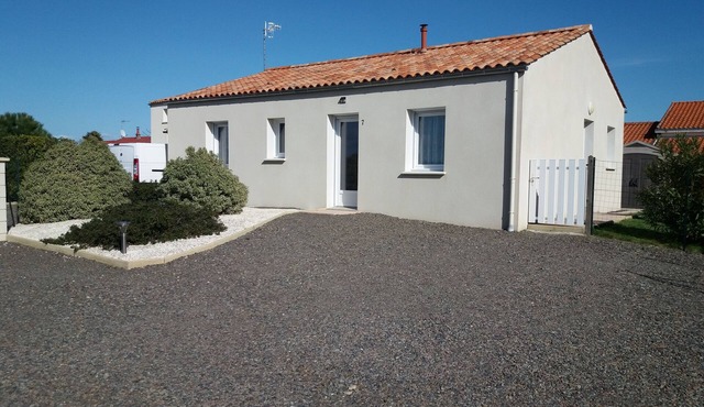 Vendée villa, 2 bedrooms, 500m from shops, 1km from town center, 7km from beach in Angles