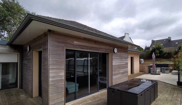 Villa Contemporaine Avec Piscine in Lanvéoc