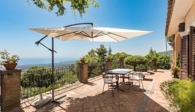 Villa 'Feudo Algerazzi - Deluxe' with Sea View, Private Terrace and Wi-Fi in Zafferana Etnea