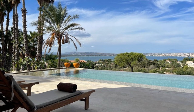 Villa OLEANDRA: Luxe, daily service, sea & sunset impressive views, 24mt pool in Isola