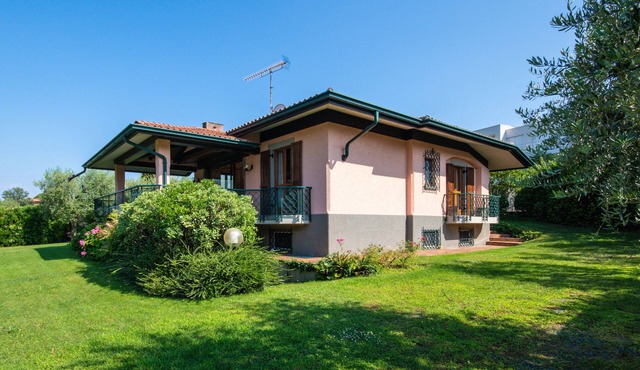 Villa "Portese" with a Rustic Touch and Near Lake Garda in san felice del benaco