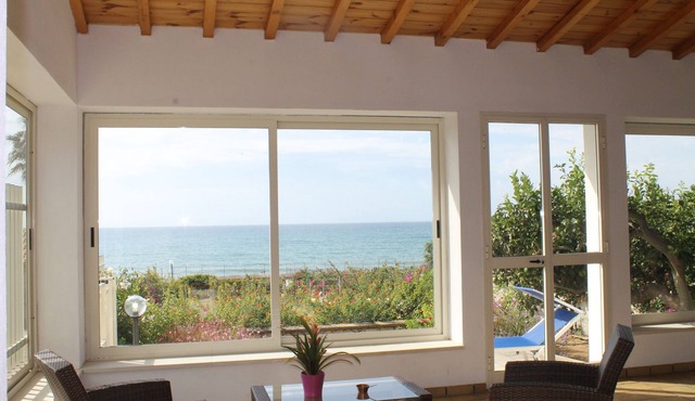 Villa Sara, a veranda facing the sea (with air conditioning and pellet stove). in Marina di Modica