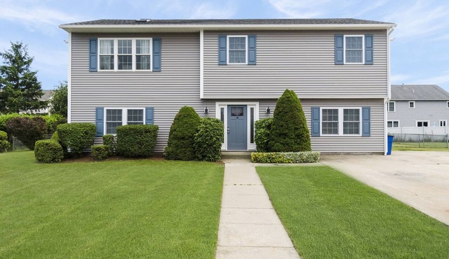 Walk to Beach! Newly renovated 6 Bed House, Sleeps 14, Central A/C, Large Deck! in Narragansett